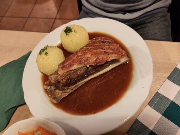 Selbstgebrautes Bier im urigen Garten