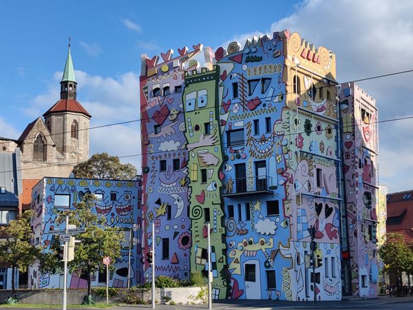 Bunte Pop-Art-Fassade von James Rizzi