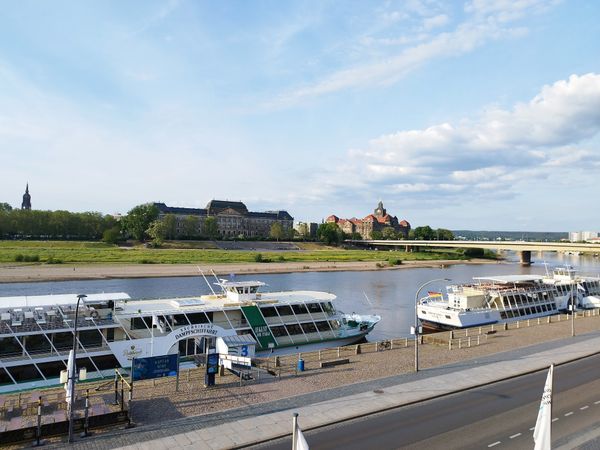 Malersiche Elbfahrt auf historischem Dampfer