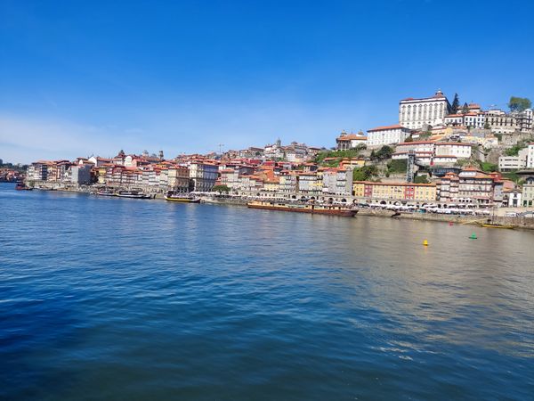 Malerische Bootsfahrt auf dem Douro