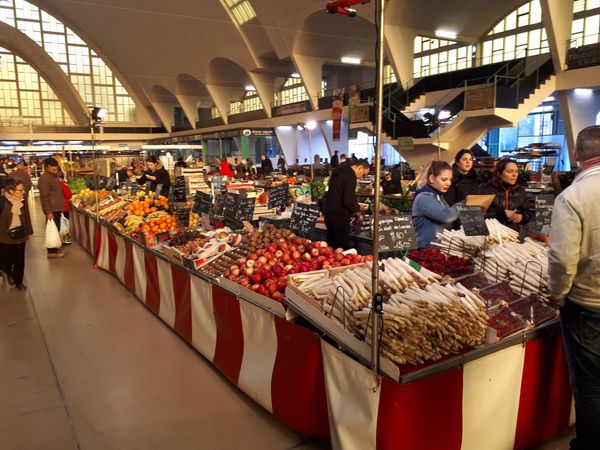Markthalle voller kulinarischer Schätze