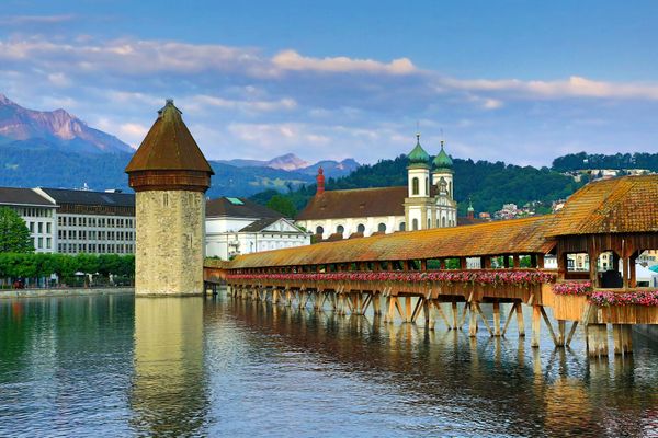 Historische Holzbrücke mit malerischem Charme