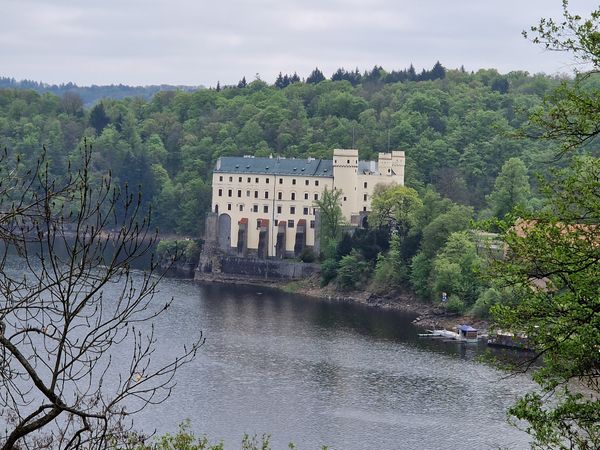 Mittelalterliches Schloss am Fluss