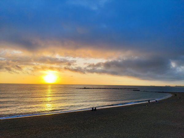 Genieße Sonne und Meer am Stadtstrand