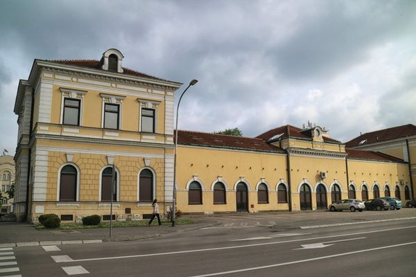 Moderne Kunst in historischem Bahnhof