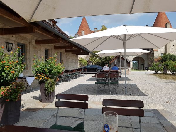 Genieße Kaffee mit historischem Ausblick