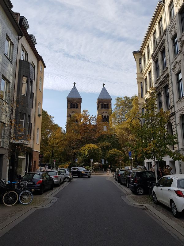 Erkunde trendige Shops und Cafés