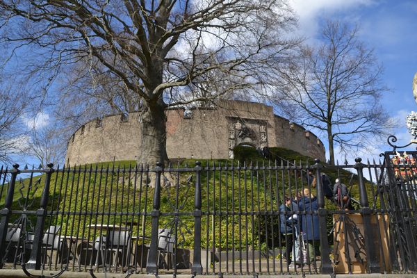 Erklimme den Hügel für historische Aussichten