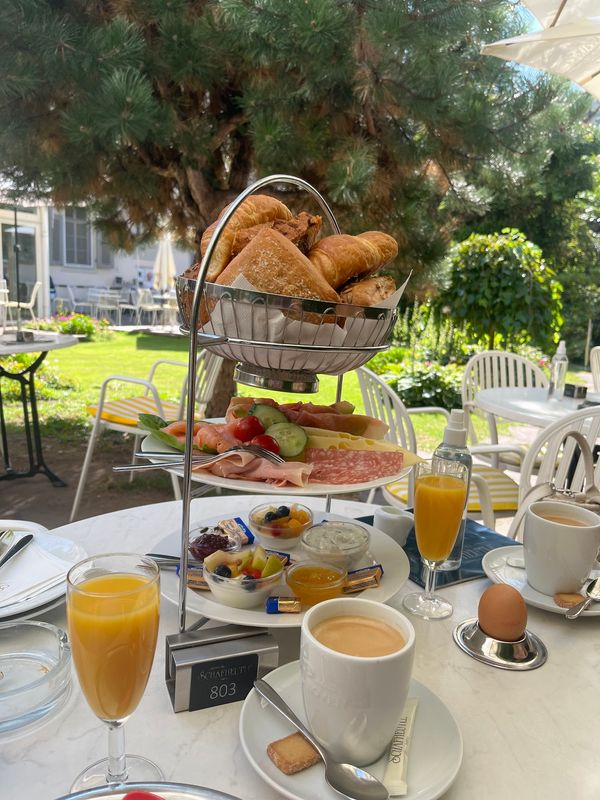 Kaffee und Kuchen in grüner Oase