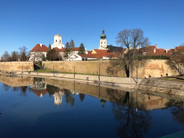 Finde Ruhe und Natur auf der idyllischen Rádo Insel