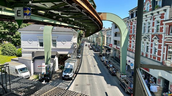 Einzigartige Fahrt über die Wupper