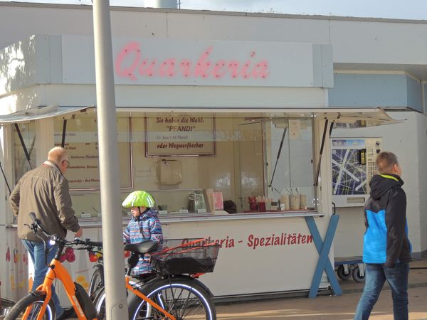 Süße Quarkspeisen am Strand genießen