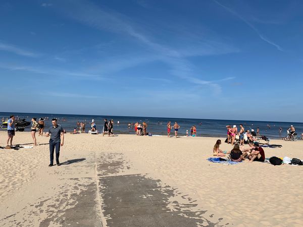 Sonnenbaden am goldenen Strand