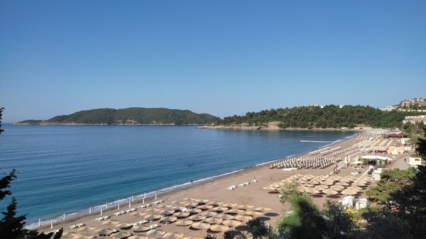 Sonnenbaden am malerischen Strand