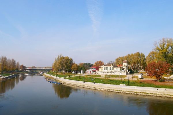 Genieße den Panoramablick von der Kossuth Brücke