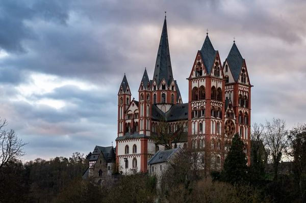 Majestätische Architektur und spirituelle Ruhe