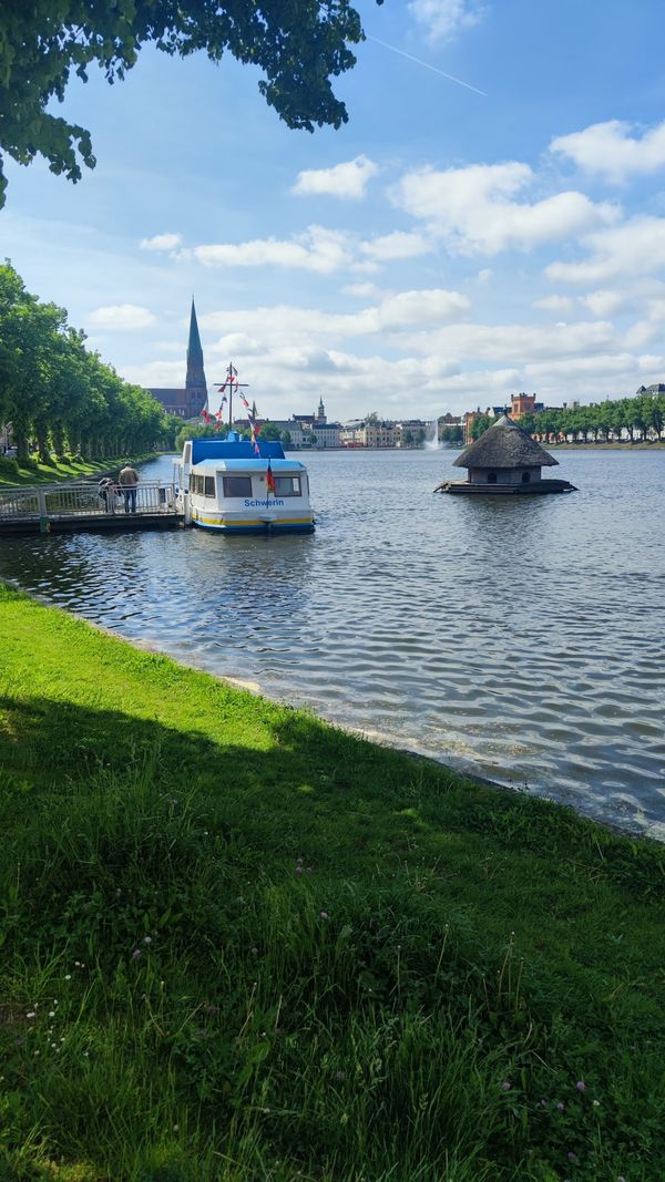 Malerische Teichüberquerung