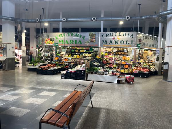 Markthalle mit lokalen Spezialitäten