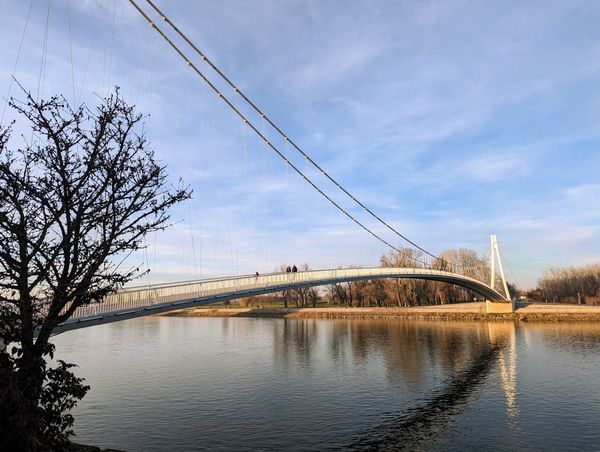 Symbolische Brücke mit Geschichte