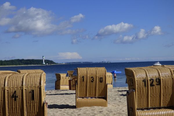 Kunst trifft Natur am malerischen Strand