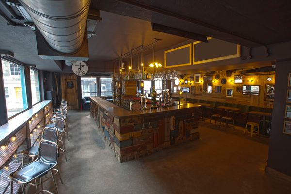 Nachhaltige Bar mit recyceltem Interieur