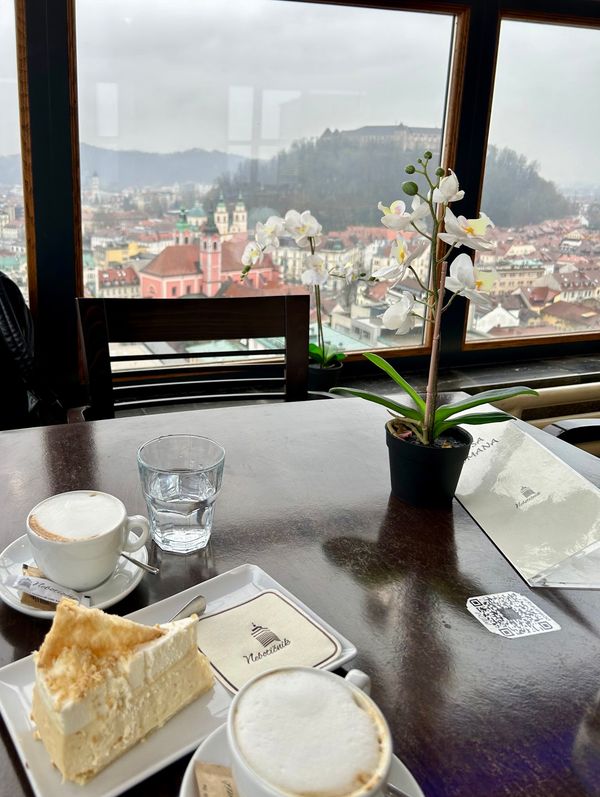 360° Panoramablick über Ljubljana bei einem Cocktail genießen