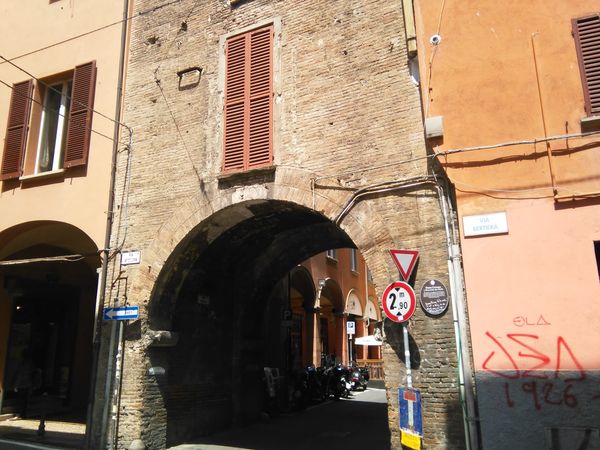 Geheimnisvolle Kanalblicke in Bologna