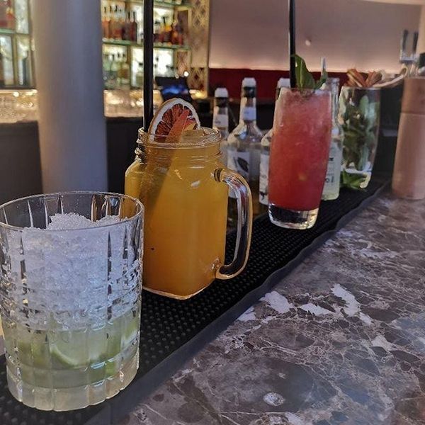 Cocktails mit Panorama in der 360 Grad Bar
