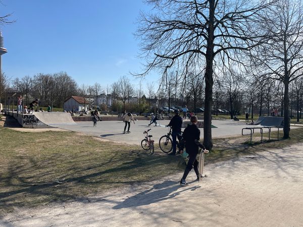 Spielen und Planschen im Park