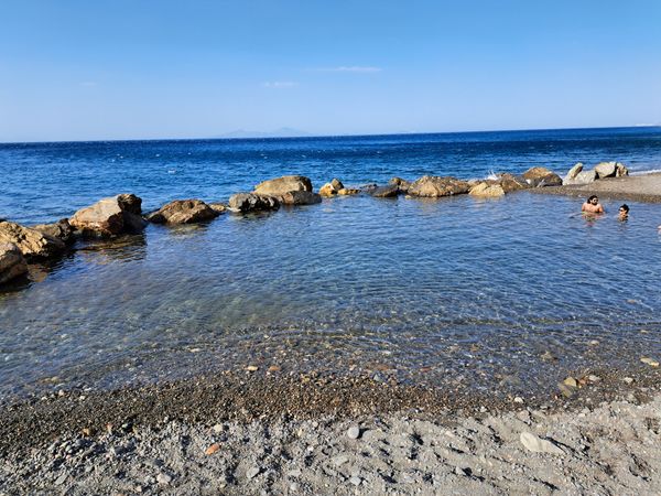 Natürliche Thermalquellen am Strand