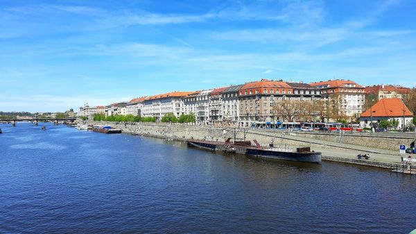Lebendige Promenade am Flussufer