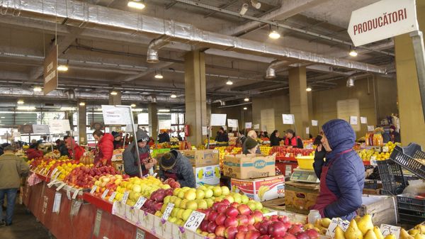 Lebendiger Markt mit lokalen Schätzen