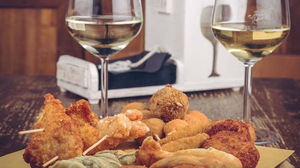 Weine und Cicchetti probieren