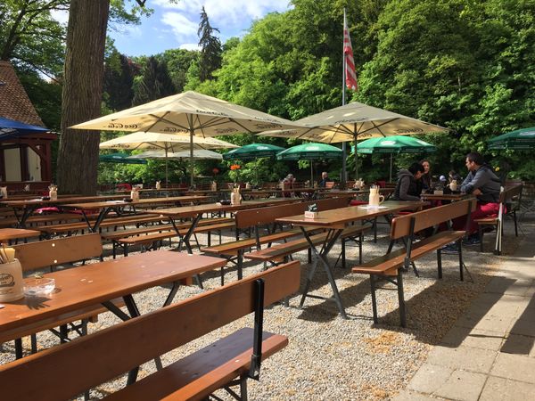 Idyllische Pause am Flussufer