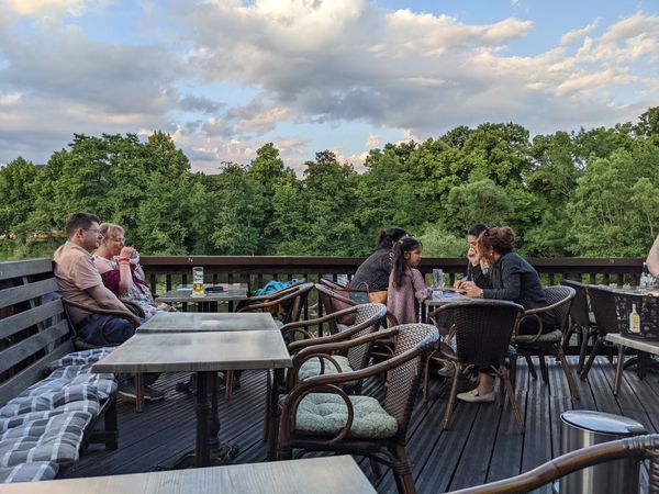 Leckere Drinks mit Blick auf die Lahn