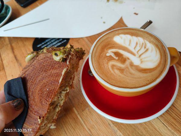 Perfekter Kaffee und süße Köstlichkeiten