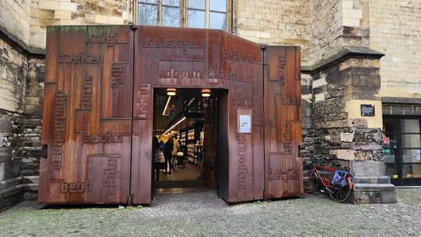 Bücherparadies in historischer Kirche