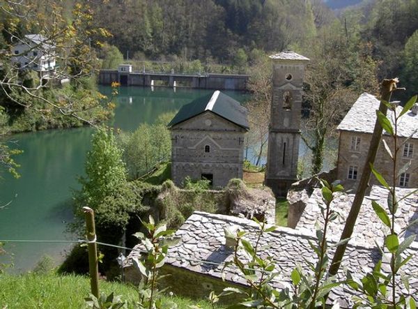 Idyllischer See mit Geschichte