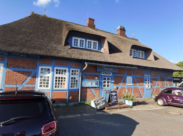 Strandkulinarik in reetgedecktem Fachwerkhaus