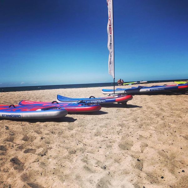 Wellenreiten lernen und Strandbar genießen
