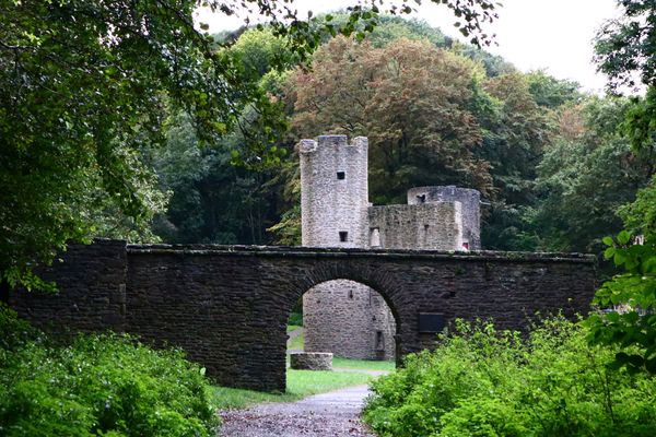 Entdecke die Ruinen und die Geheimnisse der alten Burg