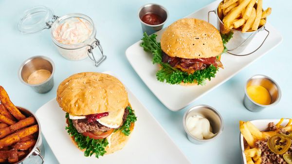 Leckere Burger in historischer Gasse