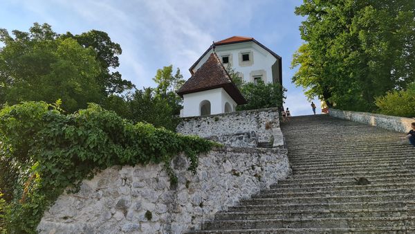 Märcheninsel mit historischer Kirche