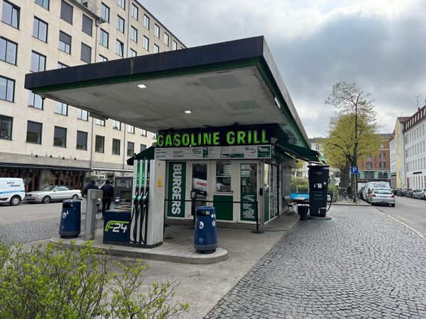 Berühmte Burger an der Tankstelle