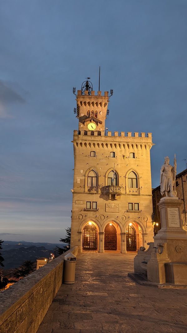 Eindrucksvolle Basilika im Herzen San Marinos