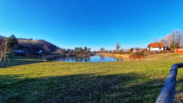 Sonnige Momente am idyllischen Badesee genießen