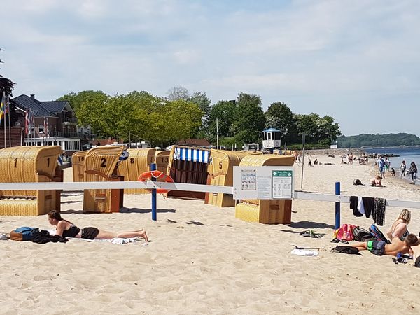 Kunst trifft Natur am malerischen Strand