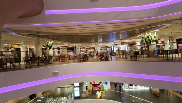 Shoppingmeile mit pulsierendem Leben