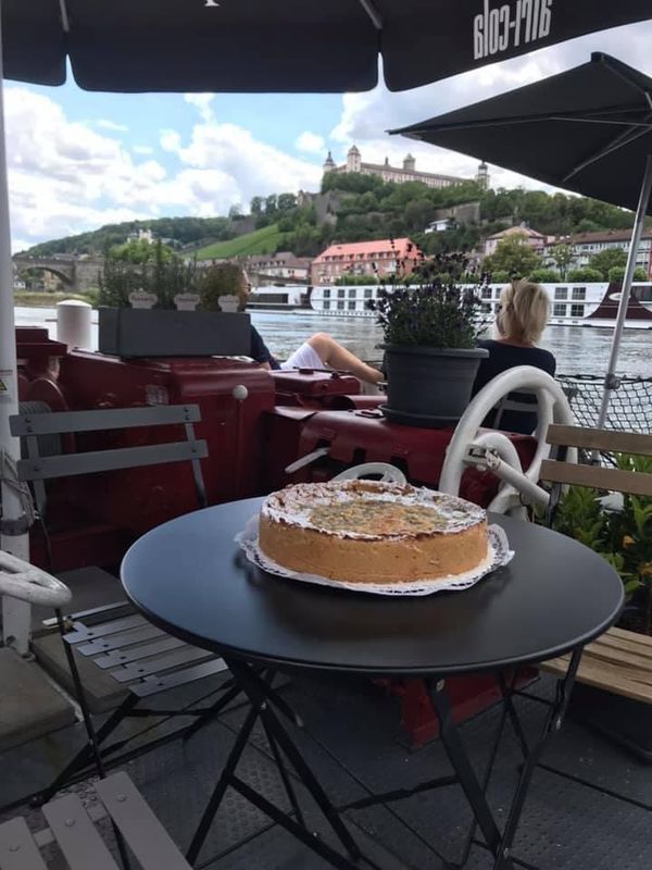 Abendessen auf dem Wasser mit Aussicht