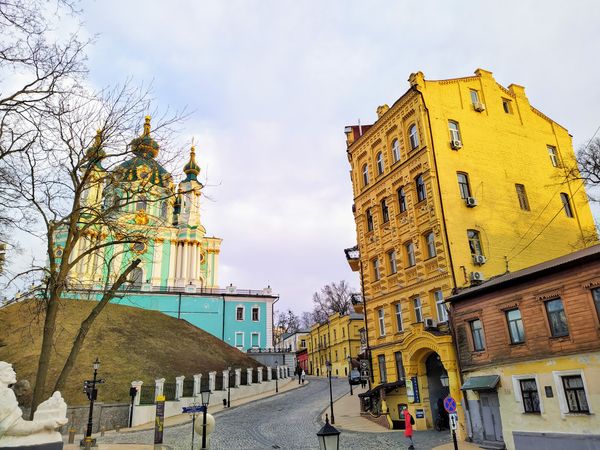 Historische Straße voller Kunst & Handwerk